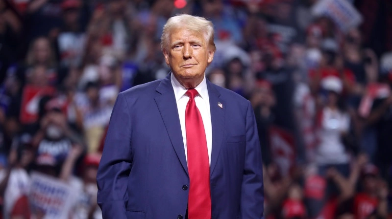 Donald Trump får, måske paradoksalt, opfyldt en central målsætning i sin administration: En svækket dollar, der styrker USA’s konkurrenceevne. Foto: Gage Skidmore via Creative Commons
