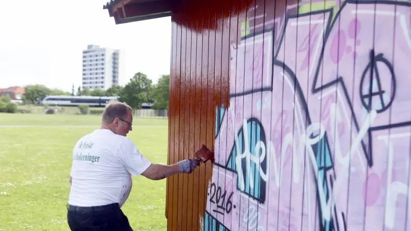 Det Fynske Dyrskue oplever hvert år problemer med graffiti på pladsens bygninger. Det afhjælper Flemming Larsen her med maling, og under dyrskuet vil graffitikunstneren Amir Hussain omdanne Børnenes Hus til Trylleriet. Foto: Erik Hansen