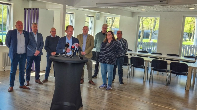 Det var ved et pressemøde i Oksbøl tidligere i år, at trepartsminister Jeppe Bruus (S) annoncerede oprettelsen af den såkaldte mini-trepart på ulveområdet. I spidsen for den er Jan Eriksen, der her ses som nummer tre fra venstre. Arkivfoto: Henning K. Andersen