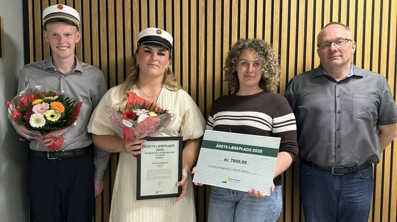 På billedet fra venstre: Jacob Lindgaard Poulsen, Katrine Sørensen, som begge er elever ved Henrik Larsen, og driftsleder Anne Mette Christiansen, som modtog prisen af Torben Farum på vegne af dommerkomitéen. Foto: Nordjyllands Landbrugsskole