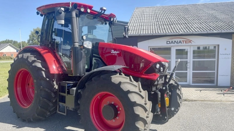 I tirsdags op til Landsskuet modtog Danatek i Farsø dette eksemplar af den splinternye Zetor 6170 med 171 hk Deutz-motor og ZF-transmission. Foto: Danatek