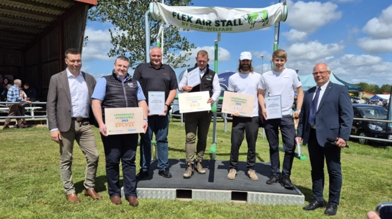 Landskuet fandt årets nyhedspris. En pris som i år gik til Cow Welfare med deres Flex Air Stall. Andenpladsen gik til Mobovi, mens tredjepladsen gik til JH Agro. Priserne blev uddelt af formanden for Landbrug&Fødevarer, Søren Søndergaard (tv.) og formanden for Landsskuet, Kristian Gade (th.)