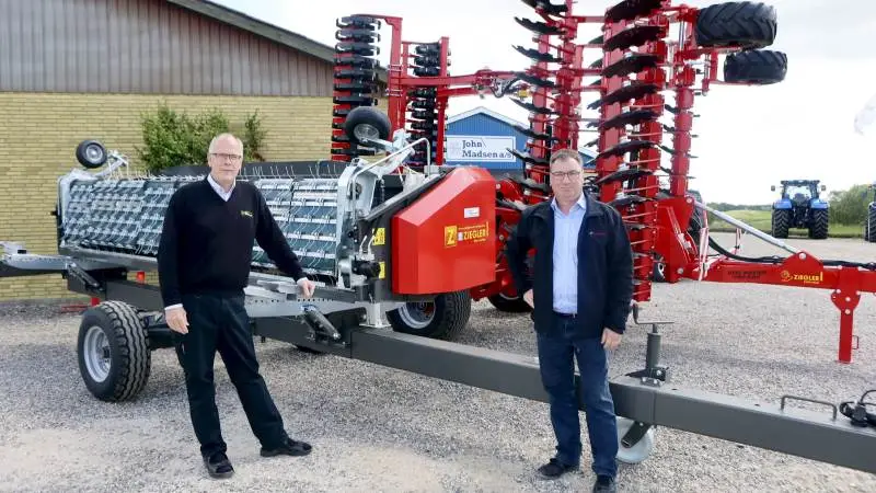 Sammen med salgskonsulent Allan Kristiansen, der har stor erfaring med Ziegler-produkterne, præsenterer maskinhandler John Madsen (tv) det nye importagentur, der blandt andet tæller pick-up’er og andet mejetærskerudstyr samt jordbehandlingsredskaber som denne seks meters discharve. Foto: Erik Hansen