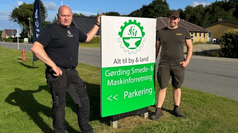 Ole og Sebastian Hansen er de nye ejere af Gørding Smede- og Maskinforretning. De har overtaget den traditionsrige forretning med ambitionen om at genopbygge både butik og værksted. Til venstre ses Ole Hansen sammen med sønnen Sebastian. Foto: Betina Doctor Jørgensen