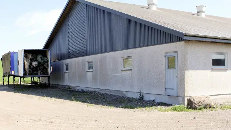 Det var i denne stald, at personer fra Veganerpartiet 11.maj trængte ind og optog en livevideo. Nu er ejendommen som konsekvens kommet i »betinget status« i SPF-sundhedssystemet.