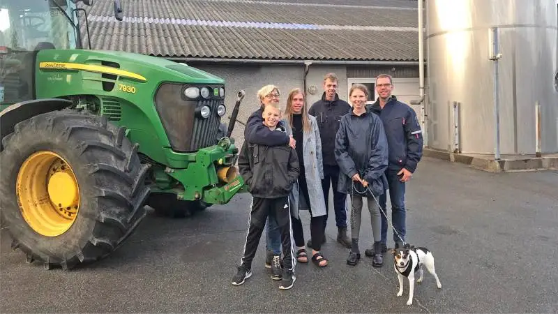 Niels Martin Krag og familie på bedriften ved Højer.