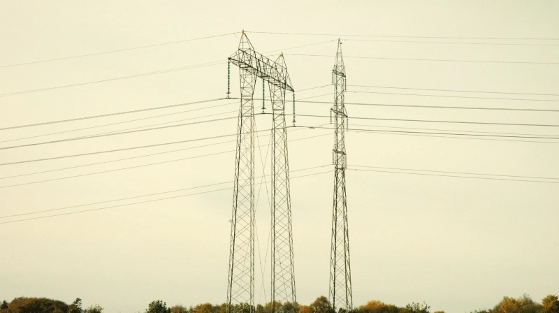 Der bliver færre og færre elmaster med 160 kV højspændingsledninger i Danmark. Energinet er således i gang med at fjerne flere af dem i Jylland, og snart står Sjælland også for tur. Arkivfoto: Carsten Randers