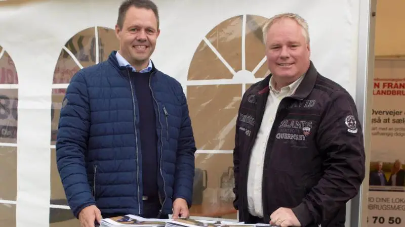 Ejendomsmæglervirksomheden John Frandsen har indtaget Vendsyssel med en afdeling i Aalborg, som skal dække hele Nordjylland. Til den afdeling har de ansat Michael Kampp Mortensen (th), som sammen med Mogens Olesen Damm er klar til en god snak med nordjyderne på dyrskuet i Hjørring.