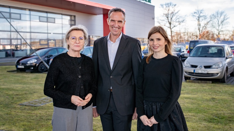 Fra venstre: Afgående fabrikschef Jindra Susolová, produktionschef Jörg Lechner og den nye fabrikschef Monika Susolová. Foto: Pöttinger