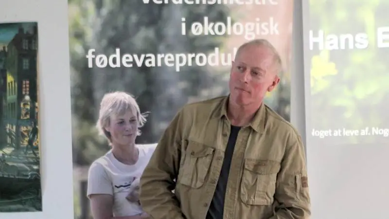 Hans Erik Jørgensen, formand for Økologisektionen i Landbrug & Fødevarer, fortalte på sommermøde på Nordsjælland tirsdag aften om de udfordringer, som han lige nu kæmper med for at få nedsat sin udledning af drivhusgasser. Foto: Lasse Ege Pedersen