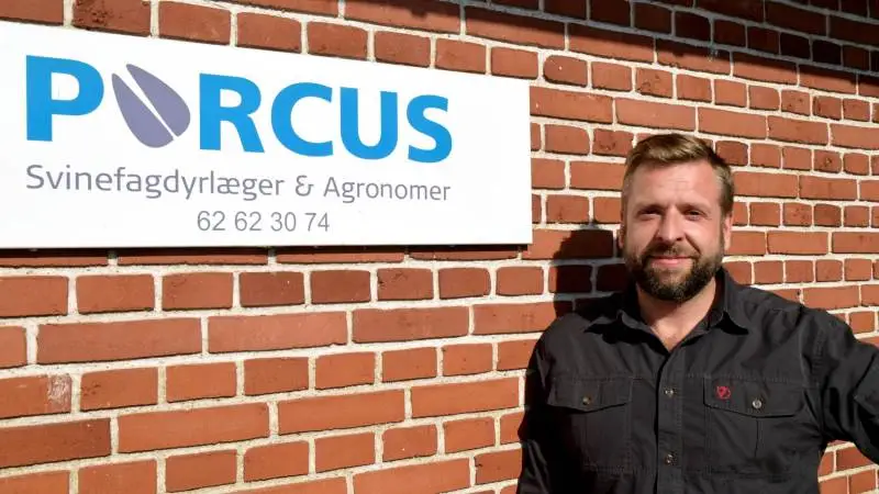 - Der er 150 millioner grise i EU, der transporteres rundt fra leverandør til modtager, og er grisene halekuperet, skal behovet skriftligt kunne dokumenteres. Derfor har vi udviklet denne »Porcus App«, der gratis kan downloades af alle producenter i EU, der måtte have behov, forklarer Kristian Viekilde, svinedyrlæge og medejer af Porcus. Arkivfoto
