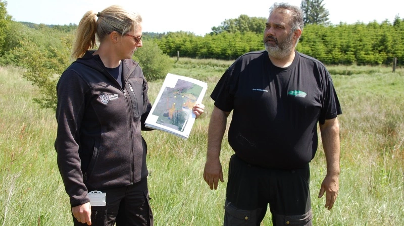 Projektmedarbejder og biolog Tina Bøje Clausen fra Viborg Kommune – her sammen med lodsejer Jens Mackenhauer - pointerede, at området ved Bredsgård Sø i høj grad byder på mad nok til både kvæg og vildt. Fotos: Lone Lærke Krog