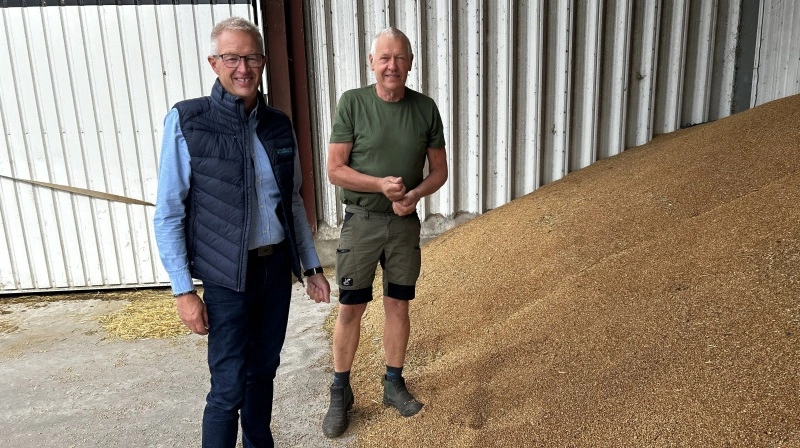 Her ses Peter Poulsen og Gunnar Sørensen.
- Set i bakspejlet skulle vi ha’ startet noget før. Det har givet fornuftigt – det koster bare for lidt, lyder det fra Gunnar Sørensen, Fotos: Djursland Landboforening.