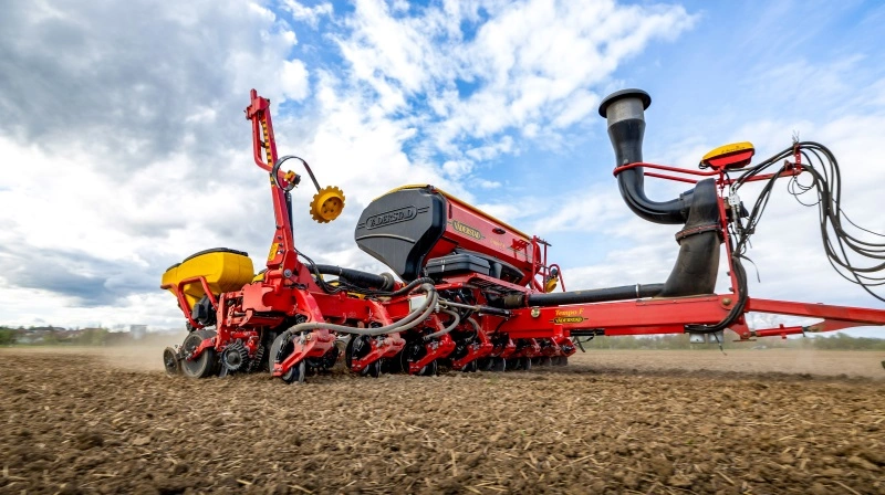 Avancerede såmaskiner som Tempo F fra Väderstad illustrerer det, Agritechnica 2025 sætter fokus på, nemlig kombinationen af mekanik og digitale beslutningsværktøjer. Med sensorstyret dybderegulering, Isobus-integration og mulighed for variabel tildeling af frø og gødning, bliver de mere avancerede såmaskiner et stort fokus på Agritechnica for integreret planteproduktion og smartere ressourceudnyttelse. Foto: Väderstad
