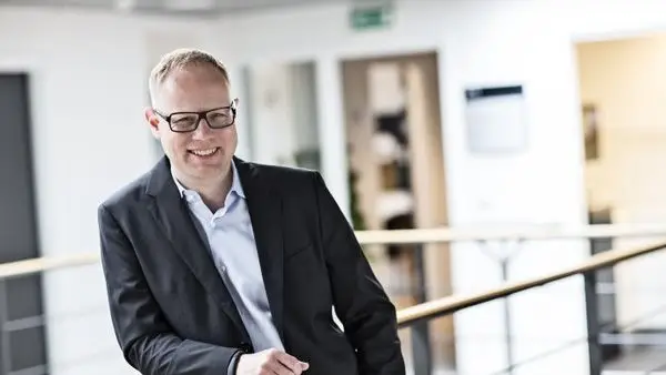 Unge menneskers krav til klimafokus er en udfordring for Arla, mener landedirektør Jakob B. Knudsen. Men klimafokusset er også en inspiration for mejerigiganten, mener han.