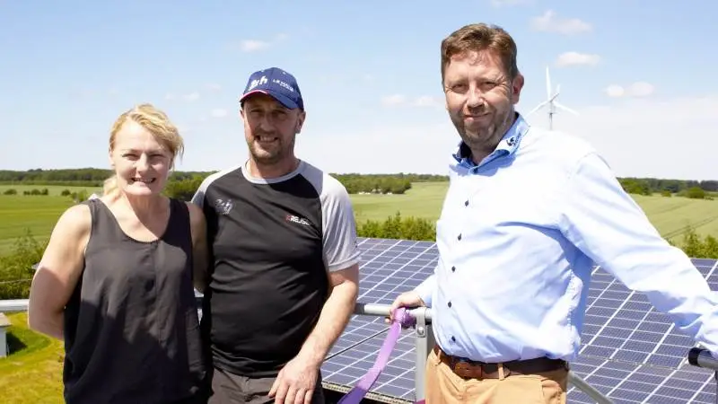 Anette og Claus Pedersen fyldte for fem år siden taget med solceller i Øster Hurup. Siden er solcellerne halveret i pris. Virksomhedsrådgiver Jacob Frey Hansen fra Agri Nord mener, at det derfor kan være en fornuftig investering netop nu med et stabilt afkast.