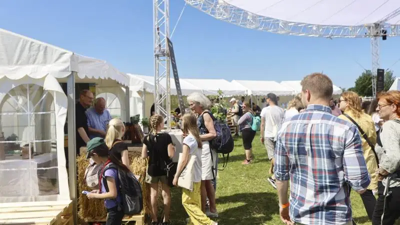 Fødevaremarkedet er blevet et markant vartegn på Dyrskuepladsen, hvor en skyliner rummer stande med lokale fødevarer og en række events. Fotos: Erik Hansen