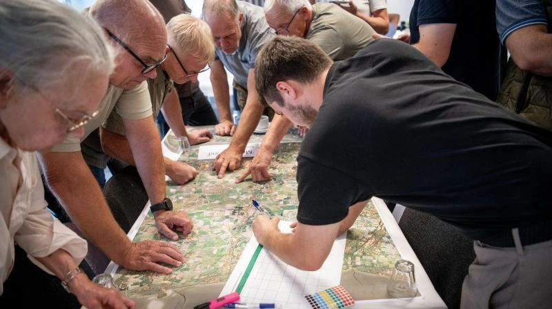 Tønder Kommune er nu i gang med den lokale indsats i den nationale grønne trepart. Over 130 deltog i mødet i Skærbæk, der handlede om lavbundsprojekter og mulige nye naturarealer, og om at tage dialogen direkte med de lodsejere, der kender jorden bedst. Foto: Tønder Kommune