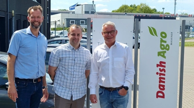 Arne Spejlborg (tv), servicechef hos Danish Agro Maskiner, Morten Dalby fra EuroSkills 2025 og Michael Husfeldt, direktør i Danish Agro Maskiner, markerer her samarbejdet om EuroSkills 2025 i Herning. Danish Agro Maskiner bidrager med både Claas-udstyr og teknisk ekspertise til konkurrencerne i landbrugsmaskinmekanik. Pressefoto