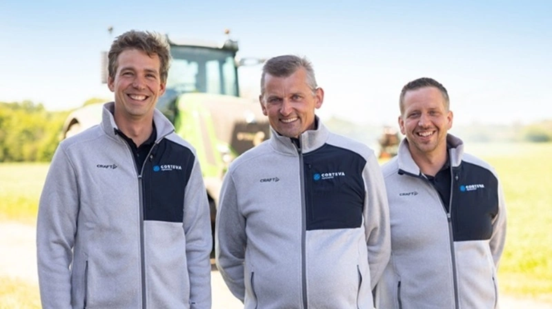 Fra venstre mod højre ses de tre markkonsulenter, Niels Mamsen, Allan Simonsen og Lars Lund Hansen i Corteva. Foto: Corteva