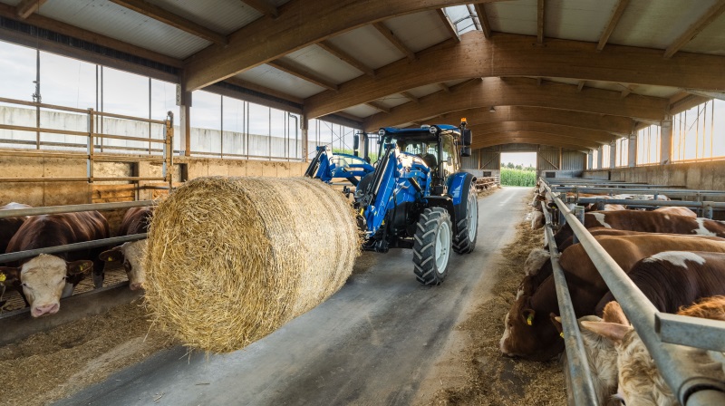 New Holland T5 Utility-serien kan nu leveres med fabriksmonteret frontlæsser og elektronisk joystickbetjening. Med ny affjedring, forbedret kabine og loadsensing hydraulik på op til 80 l/min er traktoren velegnet til fodring, balletransport og læssearbejde i kvægbruget. Pressefoto
