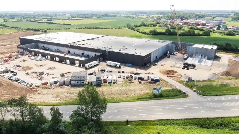 DLG’s lager- og logistikaktiviteter samles i Taulov Dry Port. DLG får installeret en fuldautomatisk robot, der med stor effektivitet skal opsække de mange tons træpiller, der hvert år leveres til DLG’s kunder. Foto: DLG