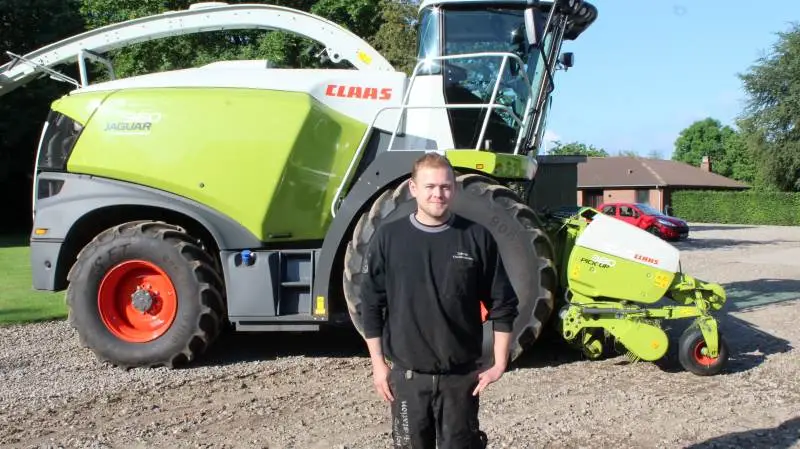 26-årige Christopher Scholes overtog den 1. februar i år Jejsing Maskinstation ApS ved Tønder. Claas-snitteren er seneste udvidelse og investering i maskinparken.