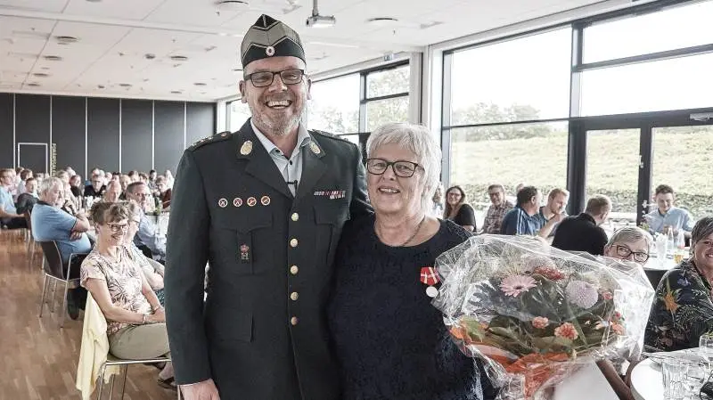 Marianne Bjerre og Sagro-direktør Torben Jensen i fuld uniform.