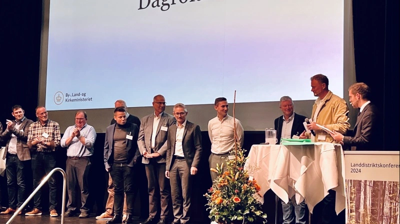 Minister for byer og landdistrikter, Morten Dahlin(V) er en vant gæst ved arrangementer udenfor byerne. Her ses han (længst til højre) ifm. uddelingen af en pris ved sidste års landdistriktskonference. arkivfoto