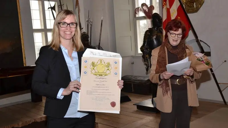 Danmarks Hidtil yngste kartoffelambassadør, Marie-Louise Boisen Thøgersen, afløser sidste års kartoffelambassadør, regionsrådsformand Stephanie Lose, som her ses ved udnævnelsen på Danmarks Kartoffel Råds årsmøde i januar 2017. Arkivfoto: Anders Kurt Simonsen
