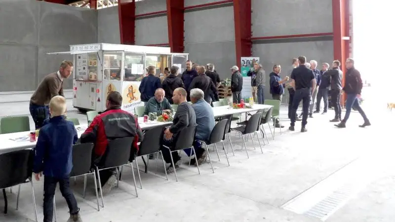 Flere interesserede kiggede forbi, da Overgaard inviterede til åbent hus på det nye kornanlæg på Saunsøgård på Vestlolland. Foto: Jørn Jervelund
