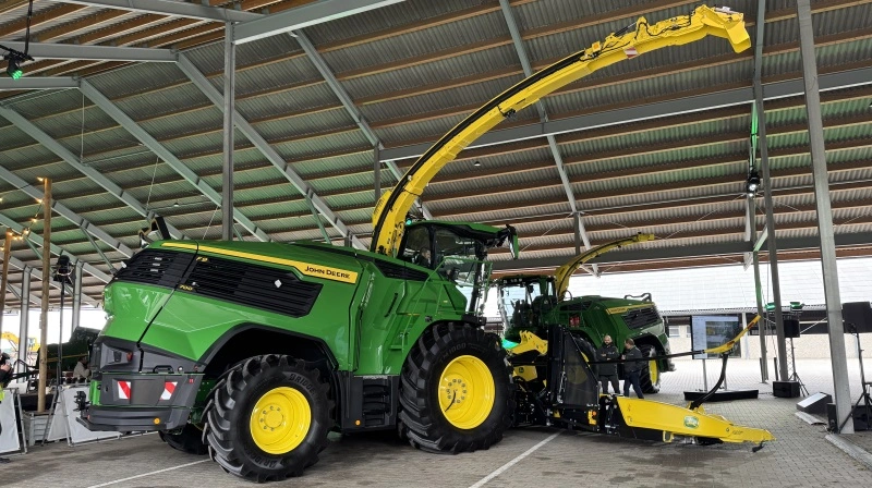 John Deere F9.700 leverer 820 hestekræfter og er ifølge John Deeres erfaringer fra kundeafprøvninger det perfekte match til et 12-rækket majsskærebord. Men ønsker man sig mere, er der også en 800- og en 1000-model at vælge imellem. Fotos: Kasper Stougård