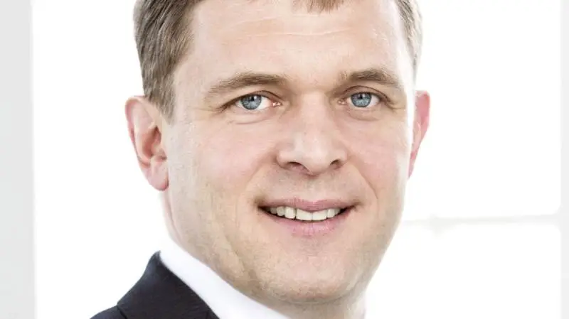 Under en debat på Folkemødet inviterede Landbrug & Fødevarers næstformand, Asger Krogsgaard, Veganerpartiet på besøg indenfor i sin stald. Han afviser dog, at han har givet partiet lov til at komme og filme.