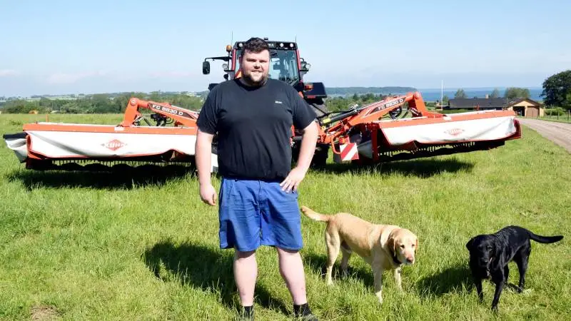 Maskinstationsejer Morten Kristensen, Holebæk Båring, glæder sig over den nye Kuhn FC 8830 D skårlægger med næsten ni meter skårbredde og crimper. Fra bakken her ved Båring er der udsigt over Båring Vig til Røjleskov og længst ude Juelsminde.