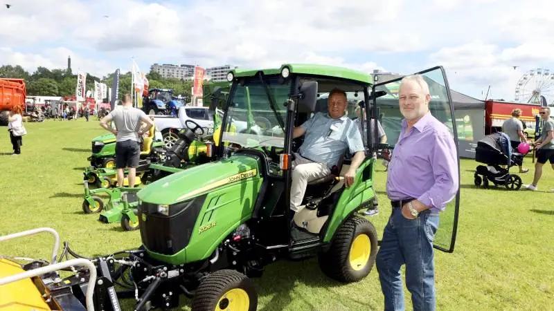 På årets dyrskue præsenterede AP Motorcenters daglige leder Per Pedersen (th) og salgskonsulent Svend Åge Mønster det tilbagevendte John Deere-program.