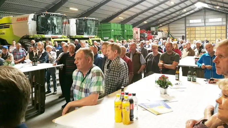 200 landmænd lagde vejen forbi ved Overgaard Gods A/S’ åbent hus-arrangement på Overgaard den 4. juni (billedet), mens 150 og 50 landmænd besøgte henholdsvis Saunsøgård- og Køge-afdelingen. Pressefoto