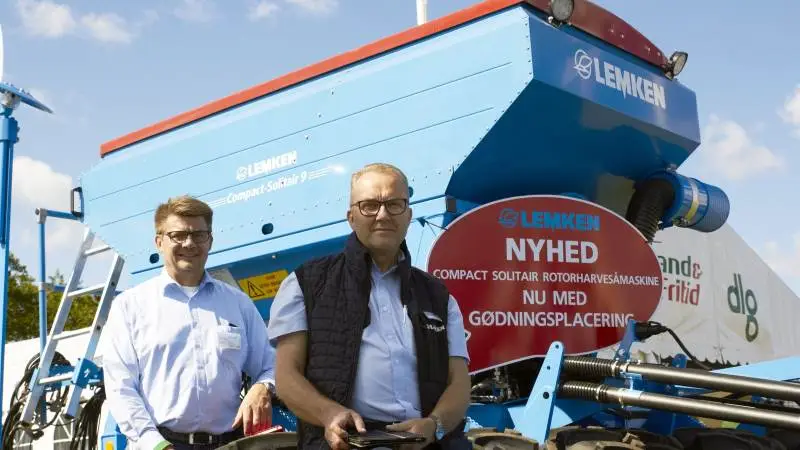 Den fik meget opmærksomhed i går, den fire meter brede rotorharvesåmaskine med gødningsplacering. Den blev vist frem på standen ved Almas Agro af administrerende direktør Stig Risdahl Knudsen og Nis Peter Albrechtsen, salgschef for Lemken Skandinavien, som viser den frem igen i dag.