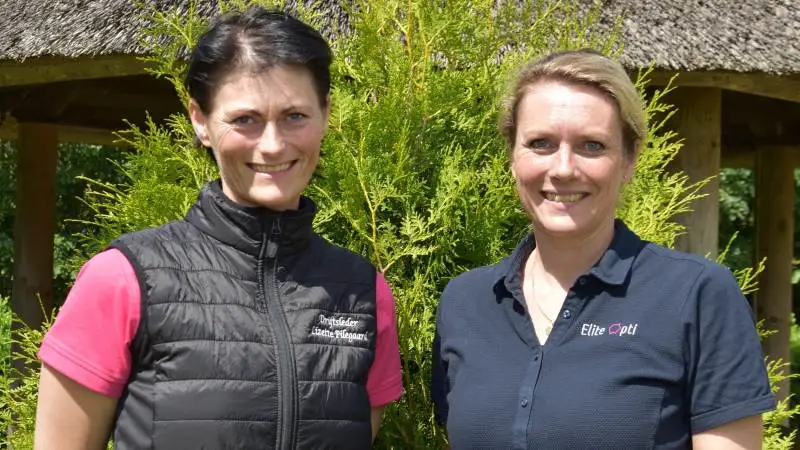 Praktisk konsulent Lizette Pilegaard (tv) og svinerådgiver Birgitte Bendixen er klar til at løse opgaver i svinebedrifter. Foto: Elite Opti