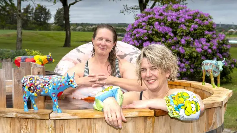 Der er tid til at slappe af med ECA-vand. Ida Ringgaard og Rikke Engelbrecht tager forskud på sommerglæderne. Pressefoto.