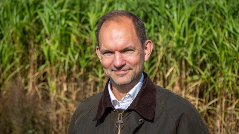 Minister for grøn trepart, Jeppe Bruus (S), tror på, at tilslutningen til Bovaer-ordningen vil fortsætte opad – selv om kun 23 procent af køerne er omfattet, og målet var 40 procent. Arkivfoto: Morten Ipsen