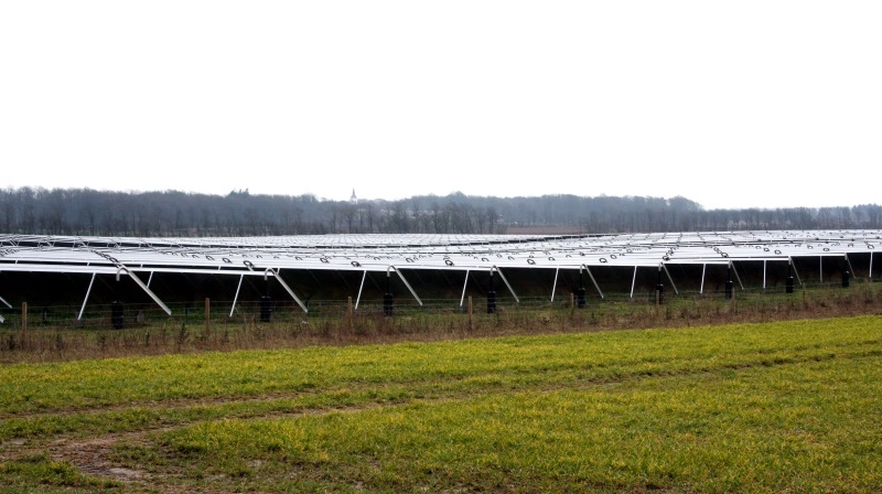 Det kan ikke nytte noget, at placering af vedvarende energianlæg skal sætte en stopper for landbrugets udvikling. Det er tankegangen bag en kommende ændring i planloven, lyder det fra regeringen. Arkivfoto: Tenna Bang