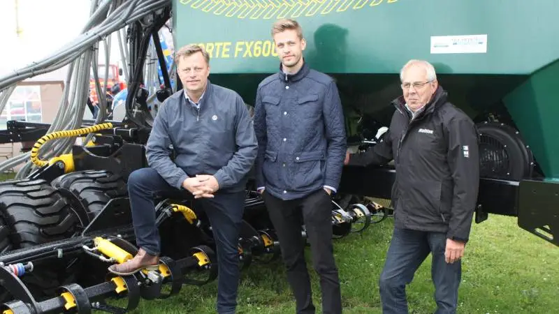 Ole (th) og Simon Hedeman fra Ole Hedman Maskinforretning, Sejlflod, viste sammen med Orla Nielsen, Multiva, den finske maskinproducents nye såmaskiner frem.