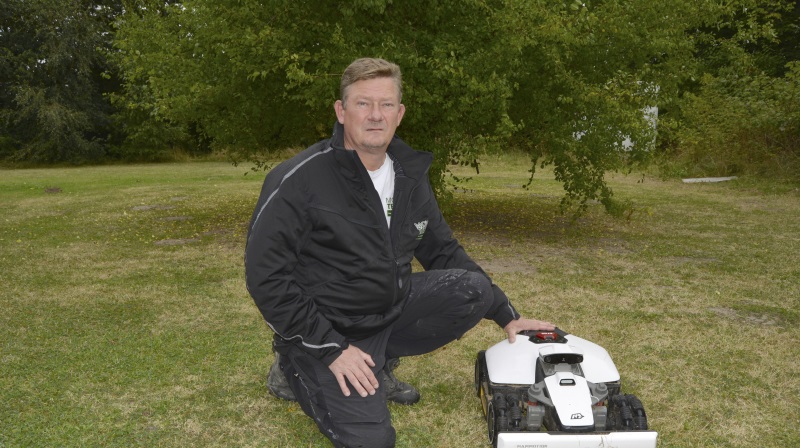 Siden 2007 har Thomas Birkballe hvert andet år sendt mange danske maskinfolk og landmænd til Agritechnica - ved siden af sin beskæftigelse i maskinbranchen. I dag har han sit eget firma, Mowtech.dk i Mørke, som importerer robotplæneklippere. Privatfoto 