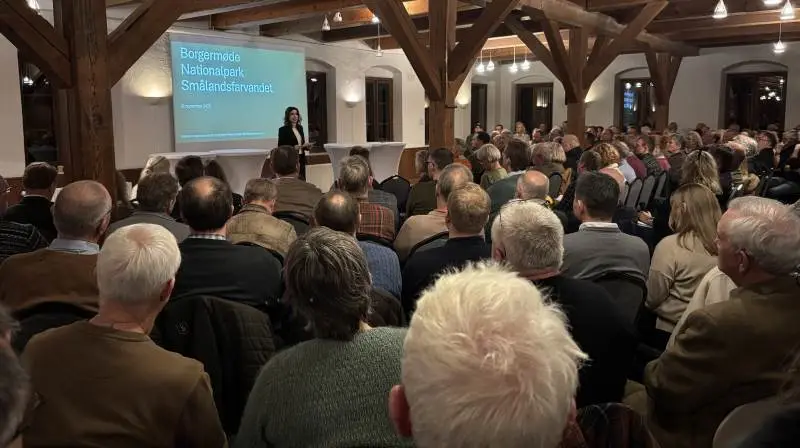 På Rosenfeldt Gods ved Vordingborg blev der for nylig holdt borgermøde om en mulig nationalpark i Smålandsfarvandet, og det var med deltagelse af 250 borgere, lodsejere, politikere og erhvervsrepræsentanter, der her lytter til Helle Reedtz-Thott, formand for Sektionen for Større Jordbrug.