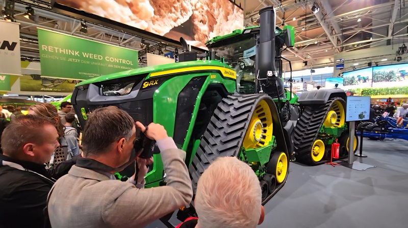 John Deere største traktor i 9Rx-serien med 830 hestekræfter tiltrækker sig opmærksomhed på Agritechnica. Fotos: Jørgen P. Jensen
