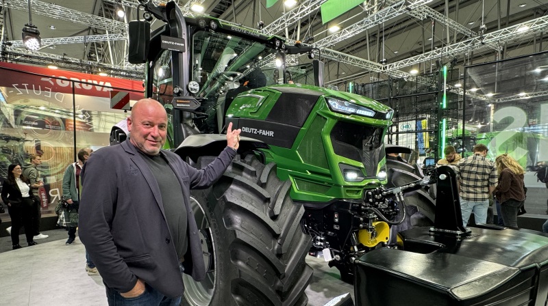 Thomas Mortensen, ejer for Moni Worldwide, foran den nye Deutz-Fahr 8340 TTV på Agritechnica i Hannover. Den danske importør har allerede solgt 15 af de nye topmodeller på blot tre messedage og har nu bestilt yderligere 10 traktorer til levering i Norden. Fotos: Per Jørgensen