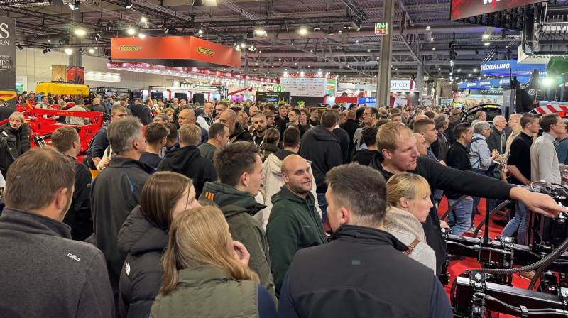 Udstillingshallerne i Hannover var tætpakkede under Agritechnica 2025. Den tætte trængsel ved standene afspejler et marked med fornyet investeringslyst. Foto: Per Jørgensen