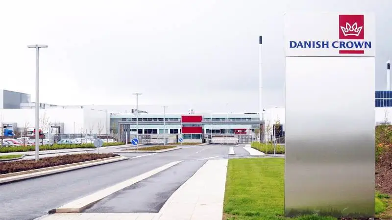 En nedgang i tilførslerne af slagtegrise får Danish Crown til at skære i kapaciteten på Danmarks største slagteri i Horsens.