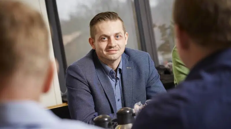 - Jeg har selvfølgelig haft en føler ude og snakket med nogle om, hvad deres holdning er. Men det er helt mine egne holdninger, som jeg går til valg på. Og så er det jo op til generalforsamlingen, om folk vil den vej, siger Esben Skøtt om sin mærkesag om, at Danske Svineproducenter genindmelder sig i L&F Svineproduktion.