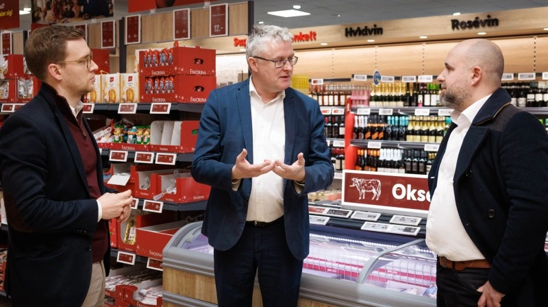 Minister for fødevarer, landbrug og fiskeri, Jacob Jensen (V), besøgte Lidl i Holbæk for at markere, at dagligvarekædens mærke udvides med dansk frugt og grønt. Foto: Lidl Danmark